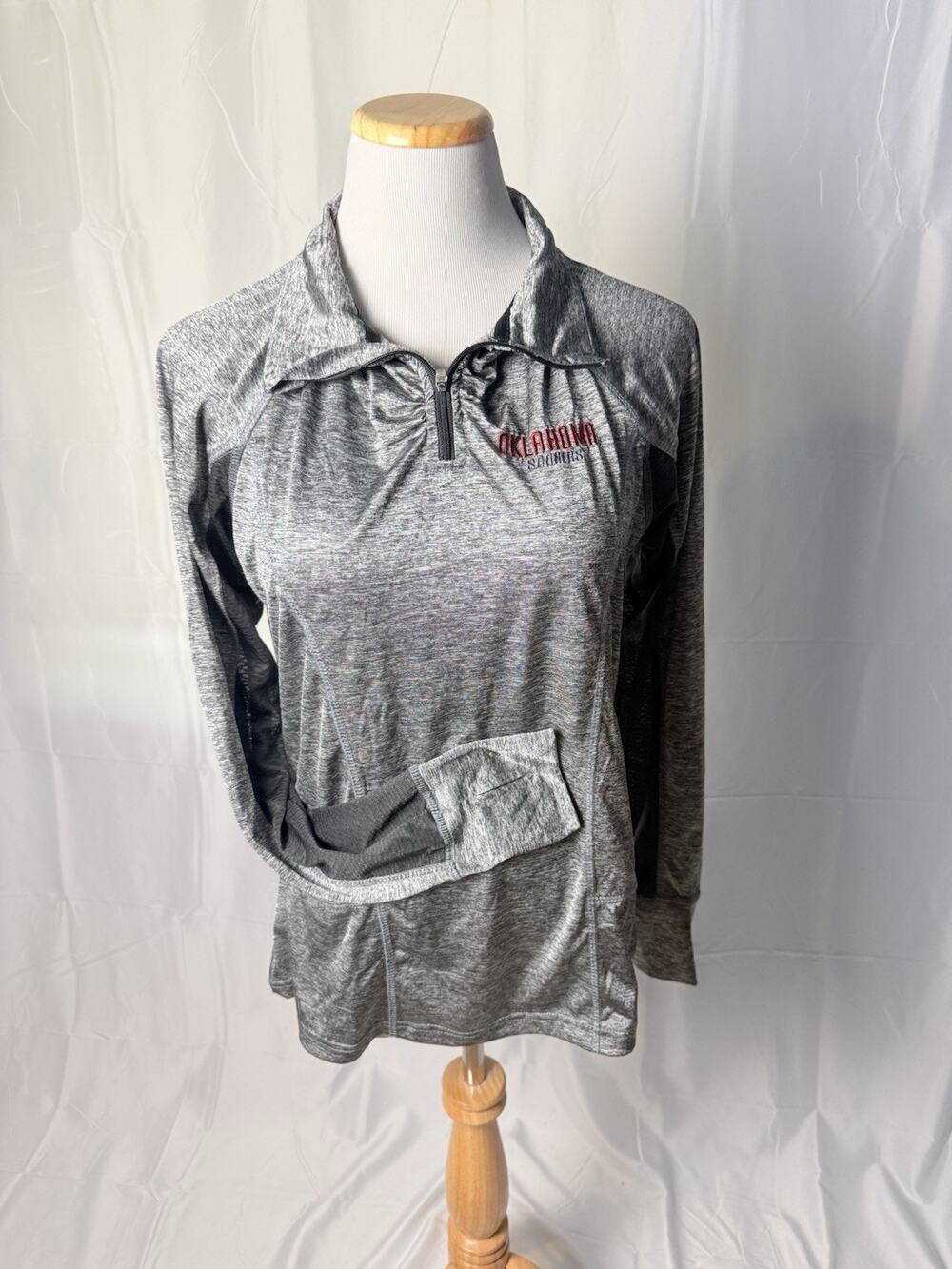 589-Oklahoma Sooners J. America Womens M Gray 1/4 Zip Mock Neck Pullover Pockets